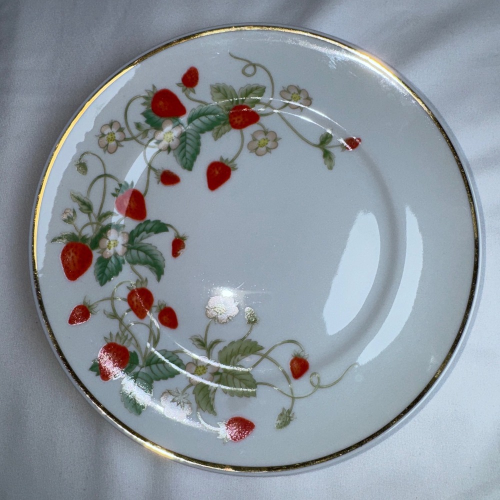 Vintage 1978 Avon Strawberry Fine Porcelain Plate 22K Gold Trim Brazil 7.75"